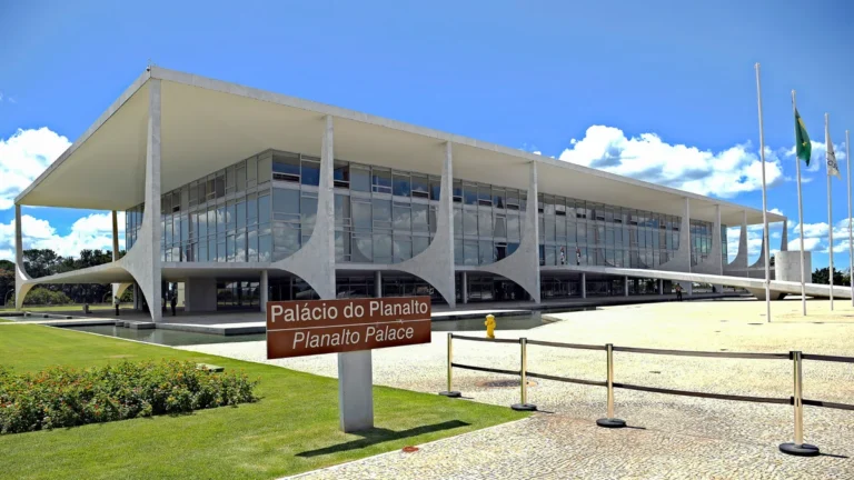 Governo Federal Lança Matriz de Competências em Inteligência Artificial para Servidores, Focando em Ética, Segurança e Soberania Digital no Serviço Público