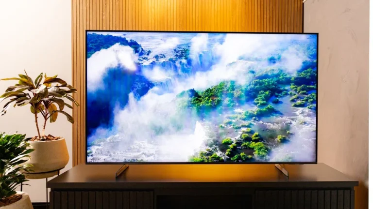 Transforme seu cinema em casa: Combo Samsung com TV QLED 55 polegadas e Soundbar por R$ 3 mil oferece economia de R$ 2 mil