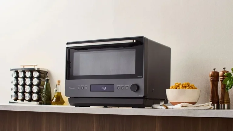 Micro-ondas sem prato giratório da Panasonic: adeus pontos frios com tecnologia Inverter e aquecimento perfeito sem você definir o tempo