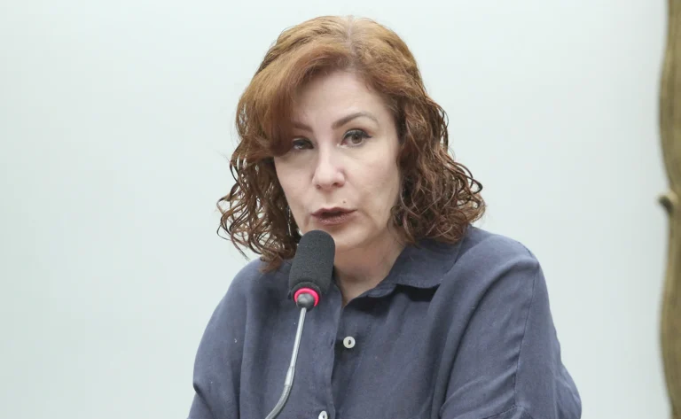 Em culto na Itália, Carla Zambelli agradece apoio de Flávio Bolsonaro e ora por presos de 8 de janeiro