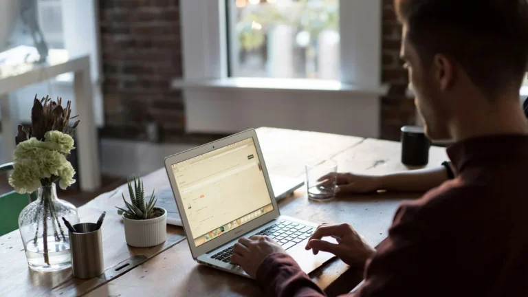 A Contradição da IA: Recorde de Empregos Global Contrapõe Dificuldade de Jovens e Demissões em Massa no Setor Tech