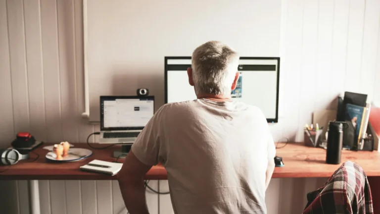 Alerta Demissão Silenciosa: Estudo Revela Como a Inteligência Artificial, Pós-ChatGPT, Encurta Carreiras de Profissionais Acima de 55 Anos e Bem Remunerados