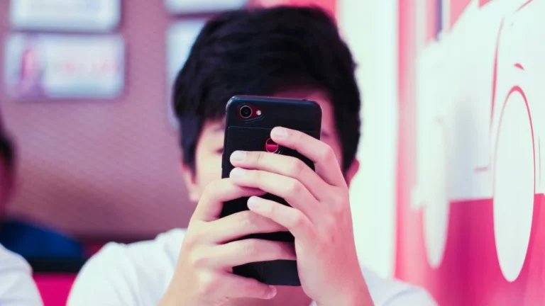 Reino Unido Lança ‘Toque de Recolher Digital’: Como o Bloqueio Noturno de Redes Sociais Quer Resgatar o Sono e o Bem-Estar dos Adolescentes Britânicos