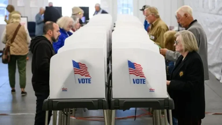 Governo Trump Pede Checagem de Estrangeiros em Listas Eleitorais nos EUA Após Questionamentos sobre Fraude