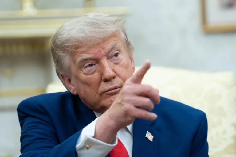 Trump ameaça usar fundos iranianos congelados para cobrir danos a navios em meio a tensões crescentes