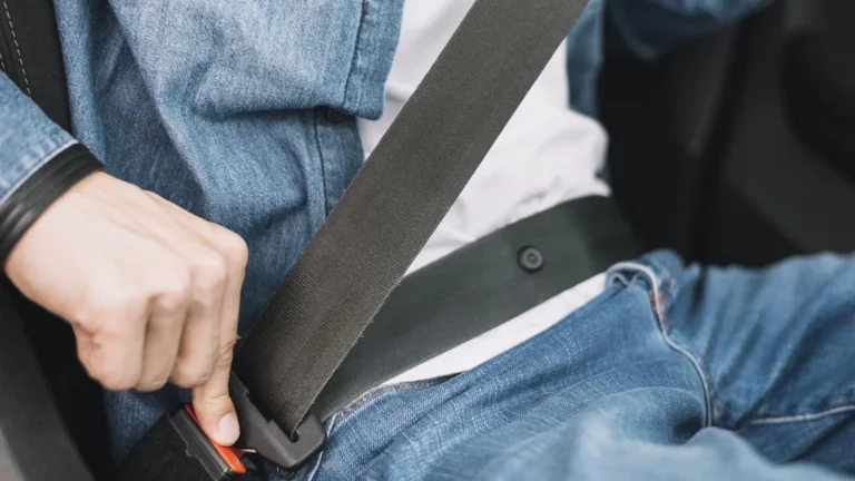 Você Sabe Para Que Serve? A Função Essencial do Pequeno Botão de Plástico no Cinto de Segurança do Seu Carro