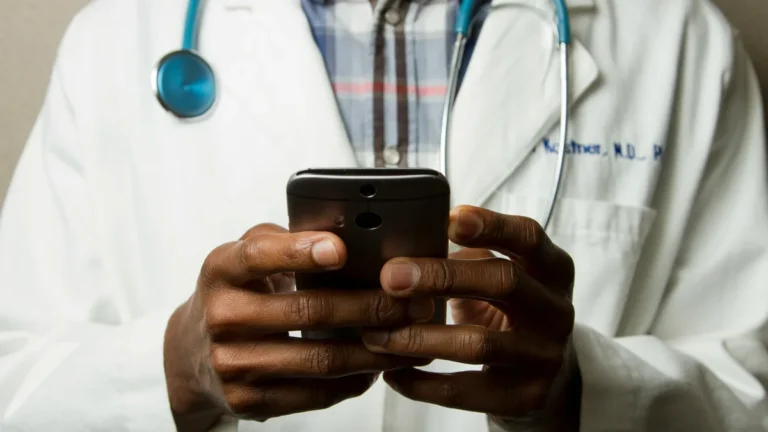 Alerta de Saúde: IAs Clonam Médicos no TikTok para Vender Remédios Falsos e Enganar Milhões de Usuários com Desinformação Perigosa