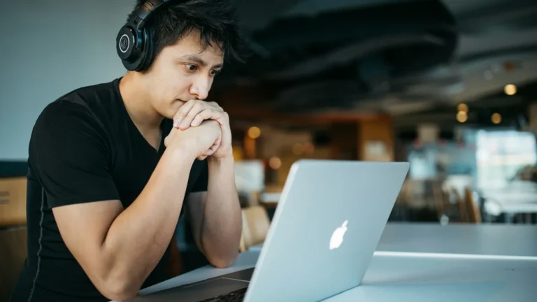 Com ‘Prompt Invisível’, Professor Desmascara 32 Alunos que Usaram Inteligência Artificial em Prova Online e Gera Debate Crucial na Educação