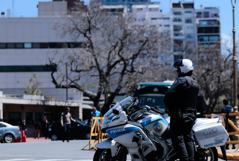 Embaixada dos EUA em Buenos Aires é evacuada após ameaça de bomba; autoridades descartam perigo