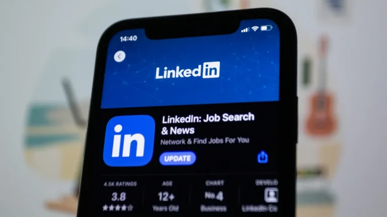 LinkedIn Adiciona Botão ‘Parece Lixo de IA’ para Usuários Denunciarem Conteúdo Gerado por Inteligência Artificial no Feed