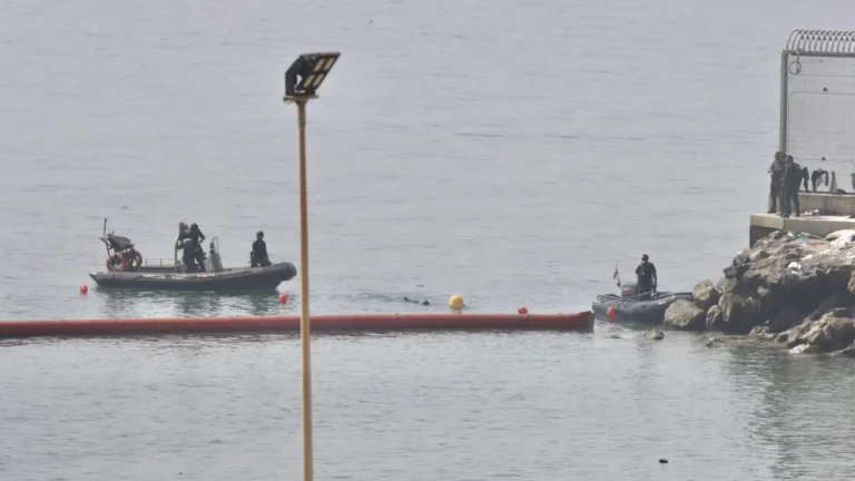 Governo Socialista de Pedro Sánchez Instala Barreira Flutuante em Ceuta Contra Migrantes em Crise Humanitária