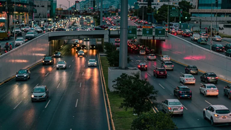 Silêncio elétrico no trânsito: como carros sem ruído impactam a vida urbana e a segurança nas cidades?