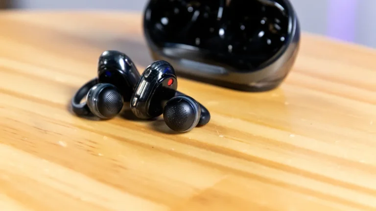 Review JBL Soundgear Clips: O fone de ‘brinco’ sem isolamento acústico vale a pena para o seu dia a dia?