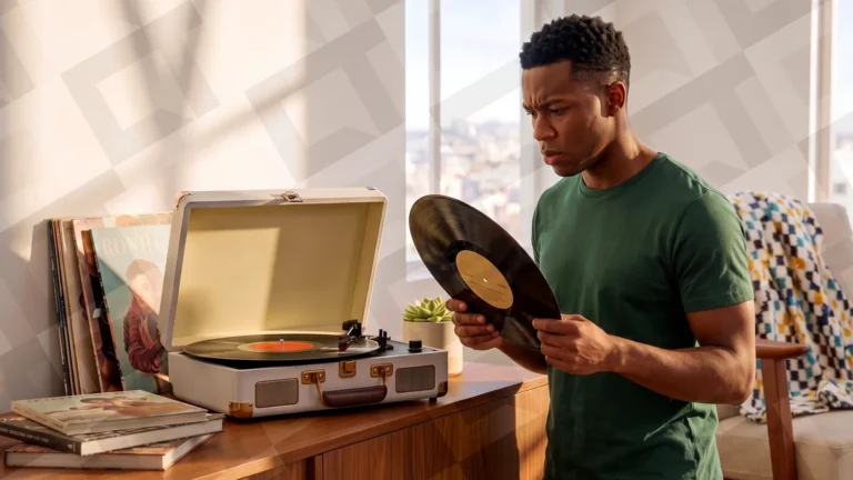 Sua Vitrola de Maleta Estraga Discos de Vinil? Especialistas da Maior Fábrica da América Latina Revelam os Riscos e Dicas Essenciais