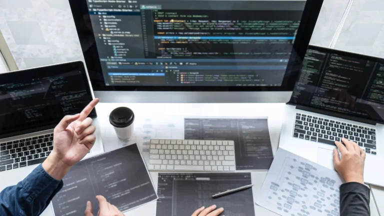 Qualidade de Software em Mercados Regulados: Como a Confiança Digital Impulsiona a Vantagem Competitiva e Protege a Receita