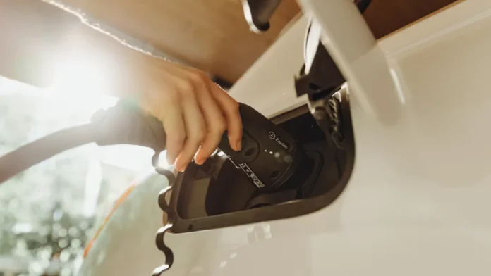 Como saber a saúde da bateria do carro elétrico? Novo teste com IA chega ao Brasil para certificar e valorizar seminovos