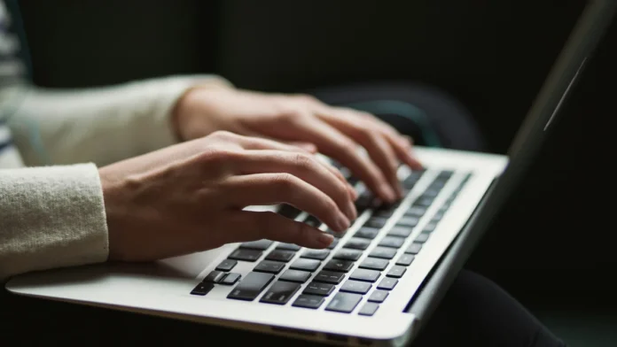 Candidatos Estão Escondendo Comandos de IA em Currículos para Burlar Recrutamento Automático: Entenda a 'Injeção de Prompt' e Seus Riscos