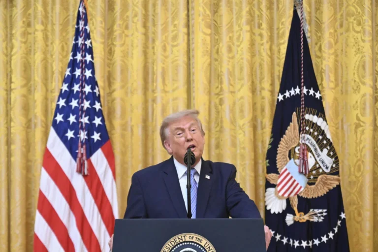 Trump declara “guerra econômica devastadora” contra o Irã e ameaça países que apoiam o regime