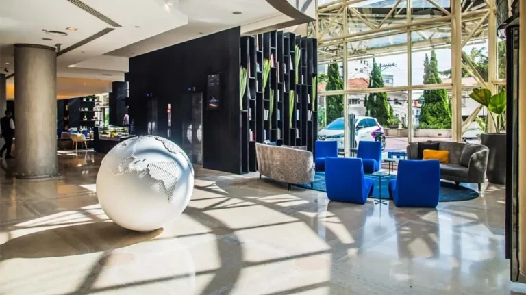 Pullman Ibirapuera Transforma Hotel em Ateliê de Arte e Vinho com Experiência Sensorial Única