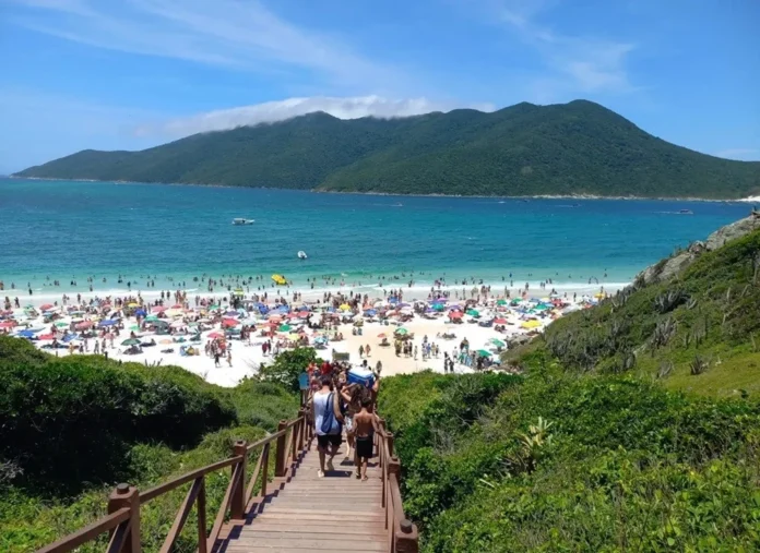 Pontal do Atalaia em Arraial do Cabo restringe carros e muda circulação de visitantes para preservar natureza