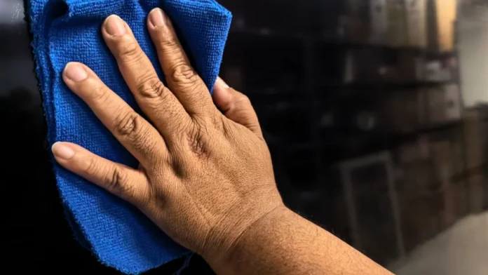 Limpar a tela da sua Smart TV com limpa-vidros é um erro grave? Especialista explica por que você deve parar agora e como fazer a limpeza correta
