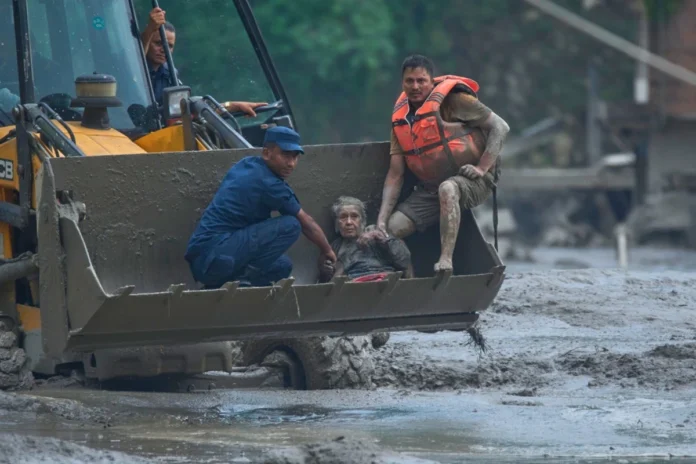 Nepal: Fotos Revelam Devastação e Lama após Colapso de Geleira na Fronteira com o Tibete