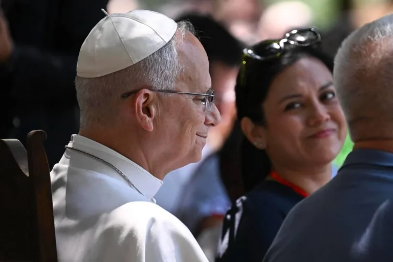Universidades Católicas nos EUA Adotam Diretrizes do Papa Leão XIV para Limitar o Uso de IA Generativa em Salas de Aula