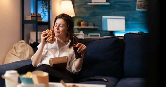 Comer distraído aumenta risco de excessos; estudo revela como manter o foco na refeição