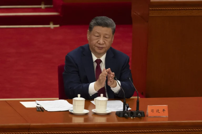 China: Xi Jinping Reduz Comando Militar a Dois Membros em Amplo Expurgador