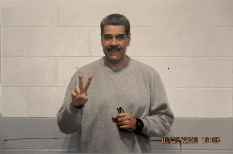 Maduro Publica Fotos de Prisão nos EUA e Afirma Permanecer ‘Firme’ com Fé em Deus e na Venezuela