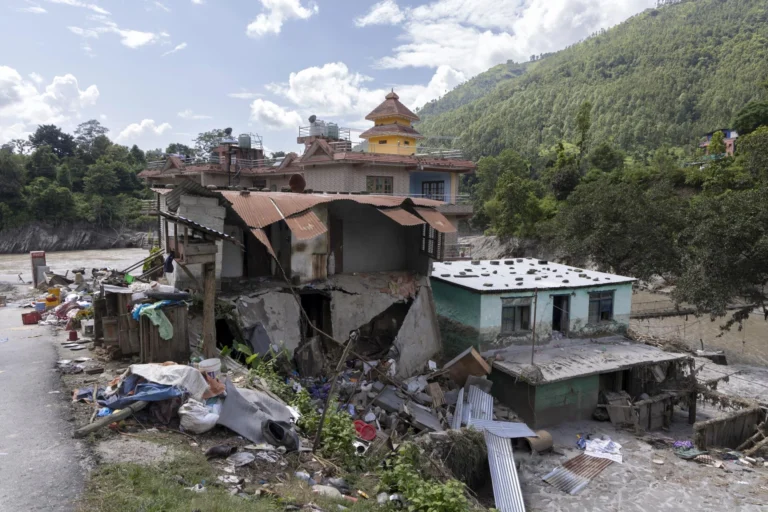 EUA dobram ajuda para o Nepal após inundações devastadoras na fronteira com a China; 800 mortos e 3 mil desaparecidos
