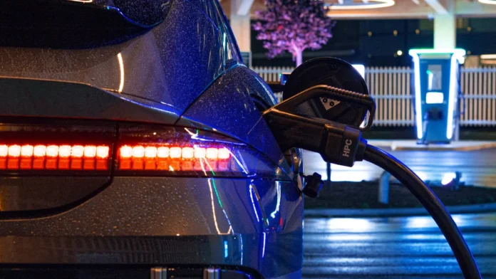 Acidentes com Carros Elétricos: PL 3174/26 Propõe Indenizações de R$ 500 Mil e Novas Regras de Segurança no Brasil