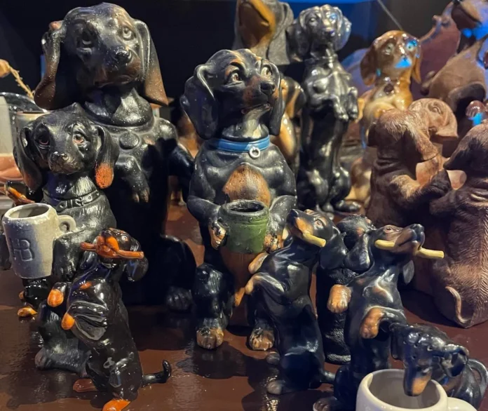 Museu Inusitado Dedicado a Cães Salsicha Atrai Milhares e Celebra Raça com Acervo de 30 Mil Peças