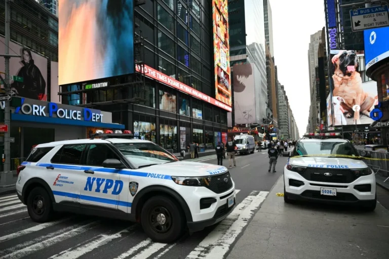 Vice-presidente do Bank of America morre esfaqueada em ataque na Times Square; agressora é morta por polícia