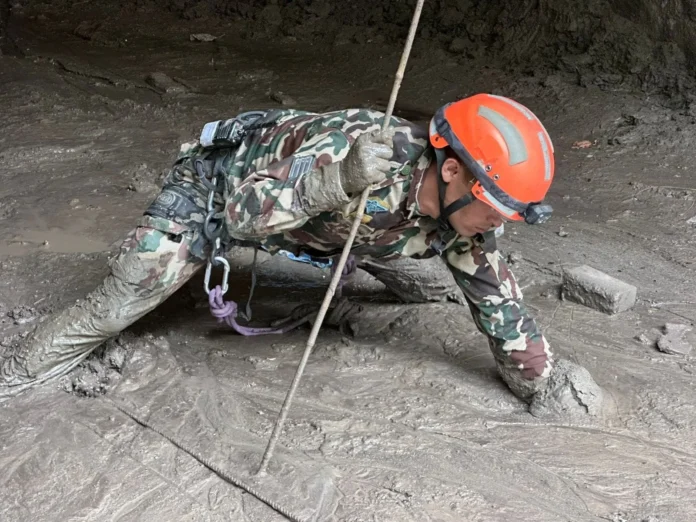 Trabalhador nepalês descreve fuga desesperada de 20 minutos de avalanche de água e gelo em túnel