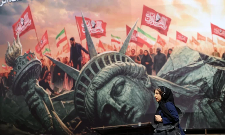 EUA atacam três petroleiros do Irã em retaliação após míssil balístico iraniano atingir navios americanos no Oriente Médio