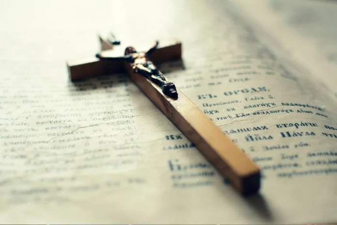 Podcast "The Bible in a Year" Ganha Versão Familiar em 2027 com Padre Josh Johnson