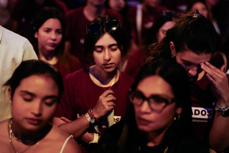 Jovens Espanhóis Redescobrem a Fé: Catolicismo em Ascensão Contramão da Secularização