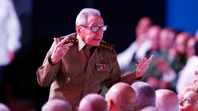 Raúl Castro, 95, surge em evento oficial em Havana após rumores de estado de saúde crítico
