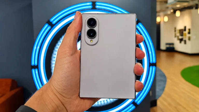 A Revolução dos Dobráveis: Por Que o Formato ‘Passaporte’ do Galaxy Z Fold 8 e o Rumor do iPhone Fold Estão Redefinindo o Mercado de Smartphones