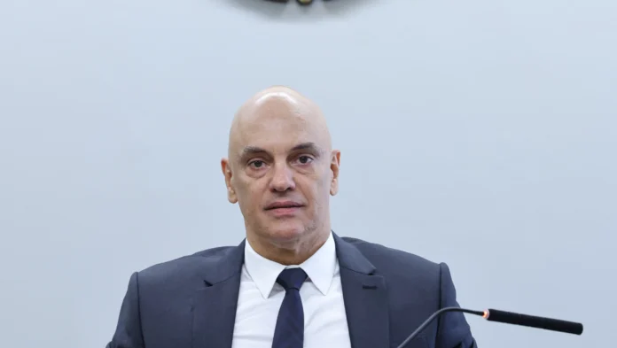 Escândalo envolvendo Moraes e o STF é uma ameaça à democracia do Brasil, diz The Economist