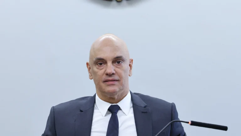 Escândalo envolvendo Moraes e o STF é uma ameaça à democracia do Brasil, diz The Economist