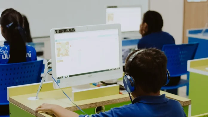 Governo proíbe IA de corrigir redações e provas: Entenda o que muda para alunos e professores no ensino brasileiro