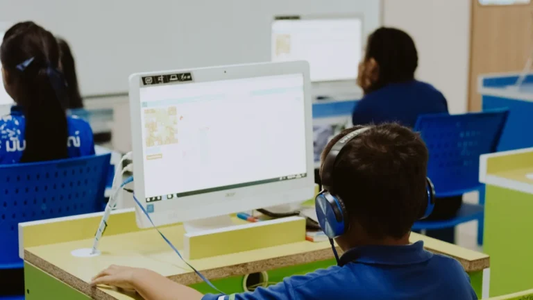 Governo proíbe IA de corrigir redações e provas: Entenda o que muda para alunos e professores no ensino brasileiro