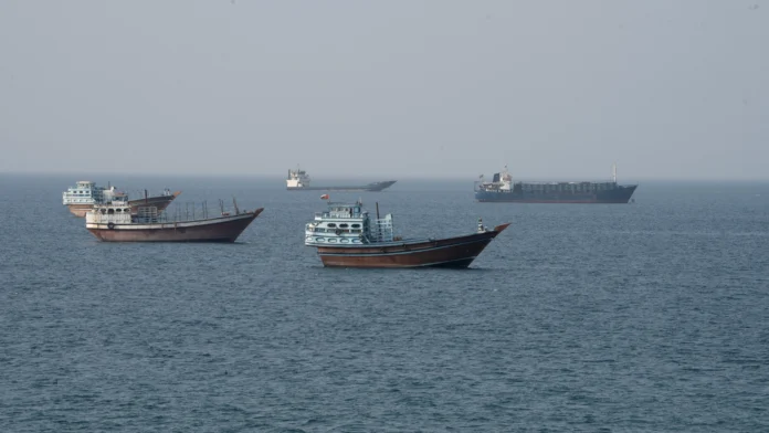 EUA Reduzem Janelas de Proteção Militar para Navios no Estreito de Ormuz Diante de Ataques Irânianos Noturnos