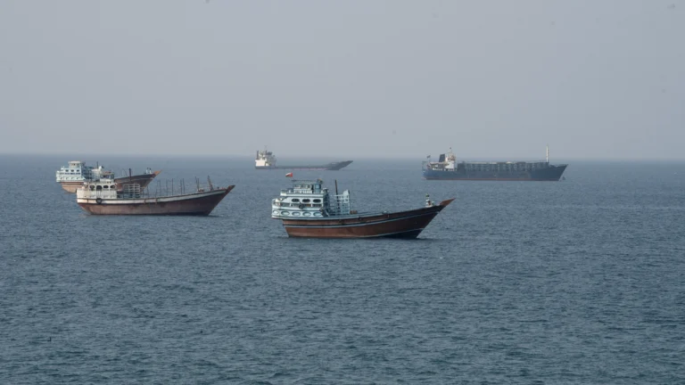 EUA Reduzem Janelas de Proteção Militar para Navios no Estreito de Ormuz Diante de Ataques Irânianos Noturnos