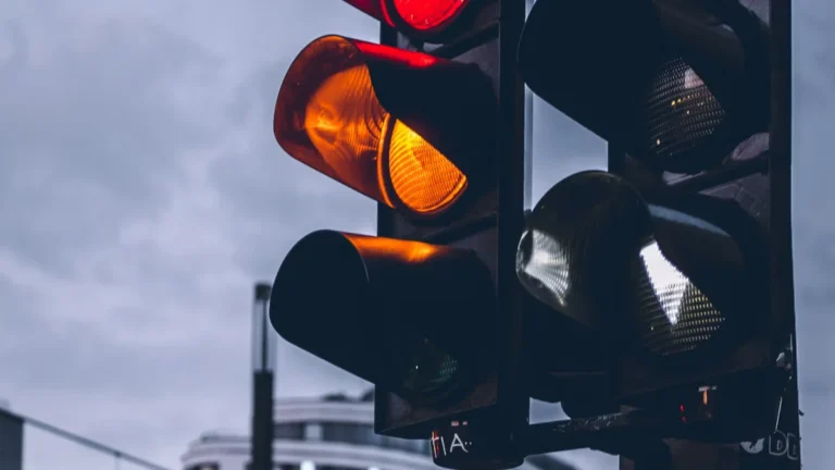 Semáforo Apagado no Cruzamento: Quem Tem a Preferência, Afinal? O CTB Responde!