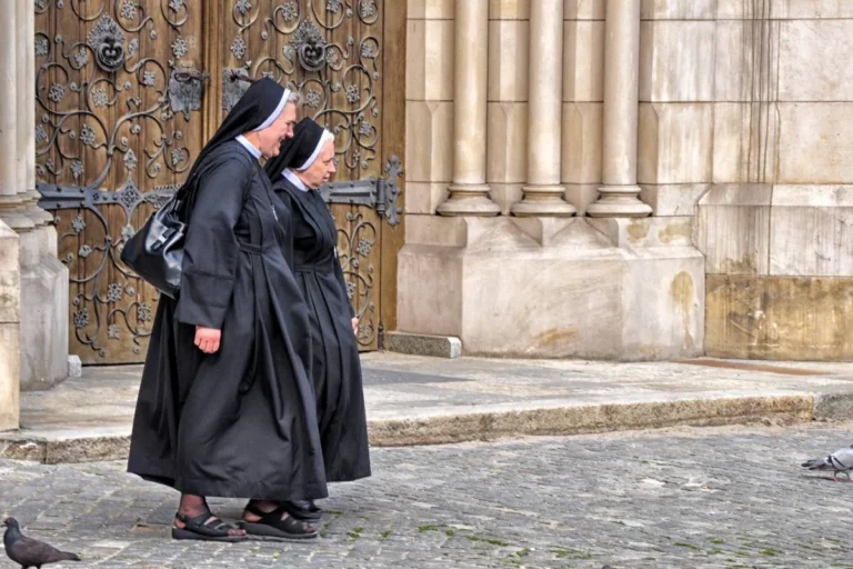 Juiz Federal Suspende Lei de Suicídio Assistido em Illinois Contra Instituições Católicas