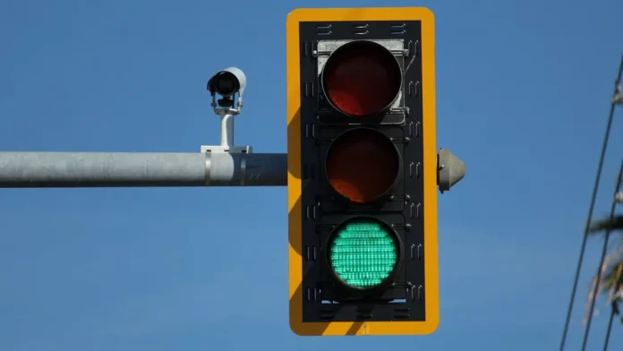 Semáforos Inteligentes com Algoritmos e IA: A Revolução Tecnológica que Promete Acabar com o Trânsito nas Cidades Brasileiras